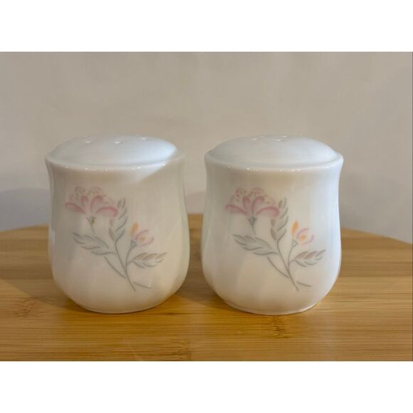 Vintage Corelle Pink Trio salt and pepper shakers - Picture 4 of 9
